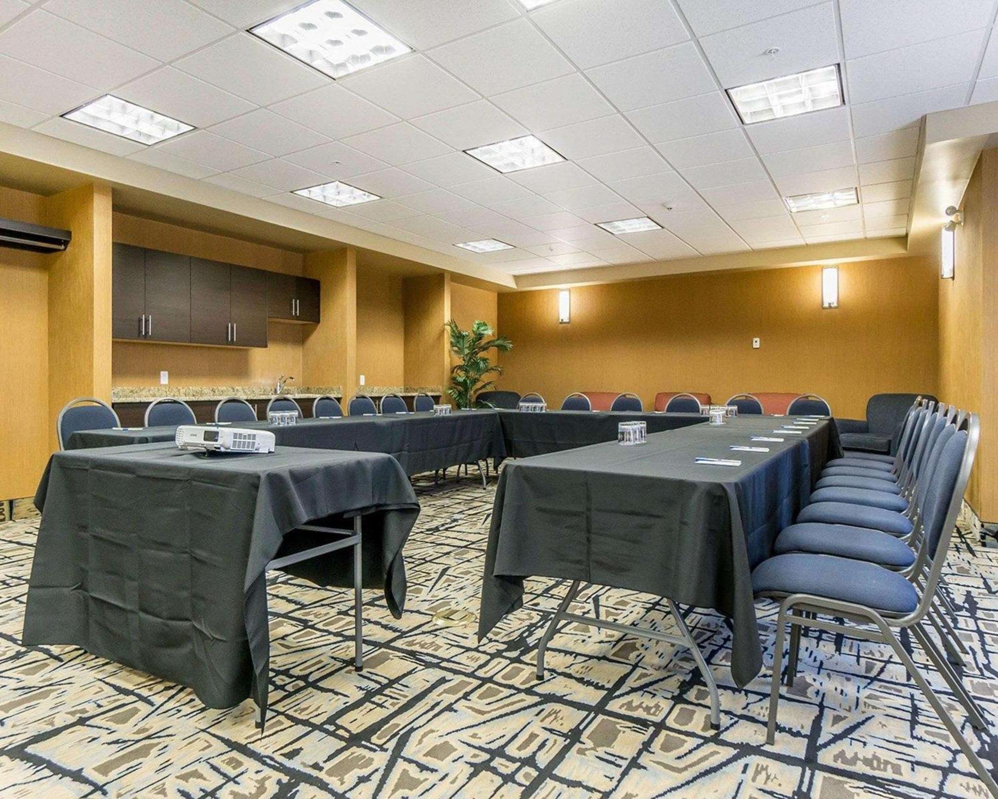 Comfort Inn & Suites Edmonton International Airport Nisku Extérieur photo