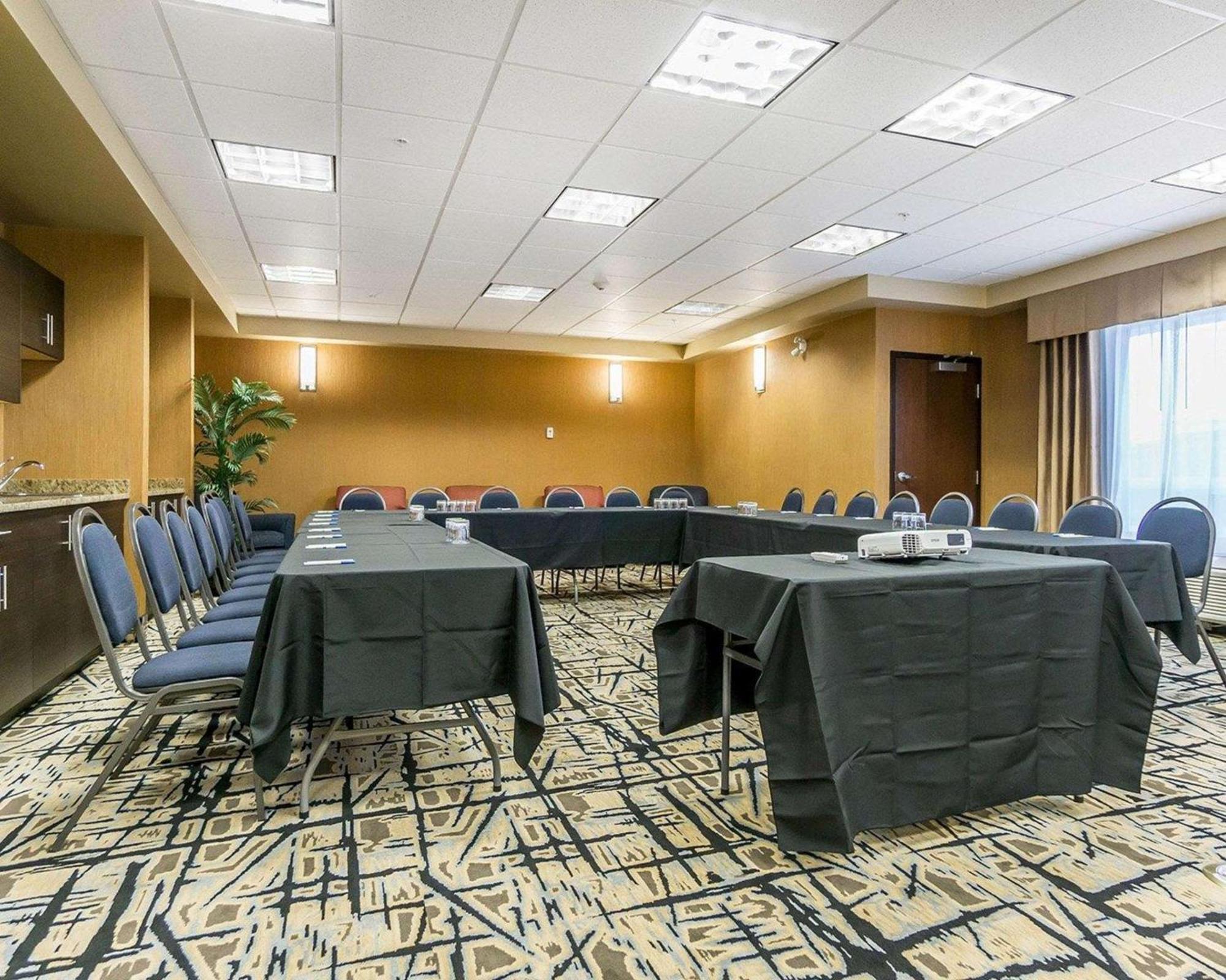 Comfort Inn & Suites Edmonton International Airport Nisku Extérieur photo