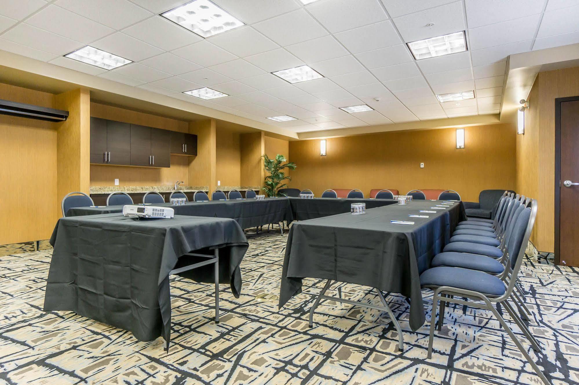 Comfort Inn & Suites Edmonton International Airport Nisku Extérieur photo